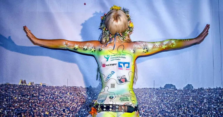 Woodstock-Flair für den guten Zweck: VANTAiO unterstützt Bodypainting-Aktion Bild: Woodstock-Flair für den guten Zweck: VANTAiO unterstützt Bodypainting-Aktion