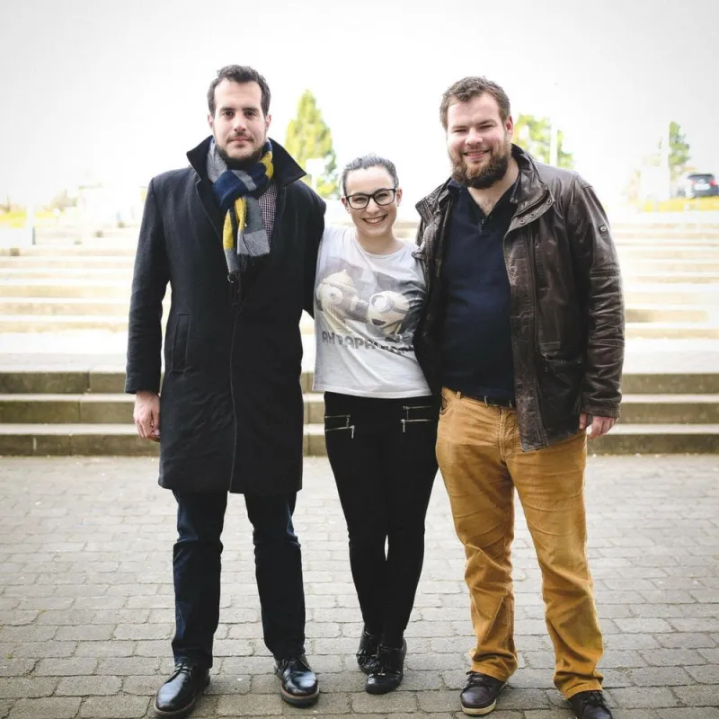 Herr Ritter und Frau Andriolo (rechts) vergeben den Travel Grant an Thanasis Apostolakoudis (links).