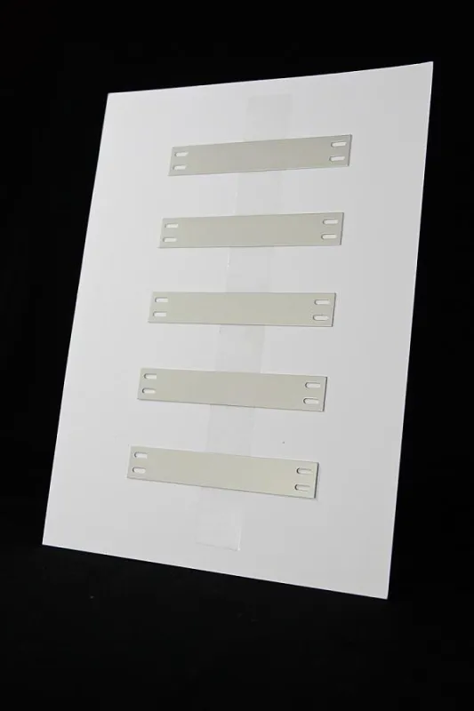 Ein Beispiel aus dem PrintoLUX-Angebot: Kabelschilder aus Aluminium (13 x 80 x 0,5 mm) mit 4 Langlöchern