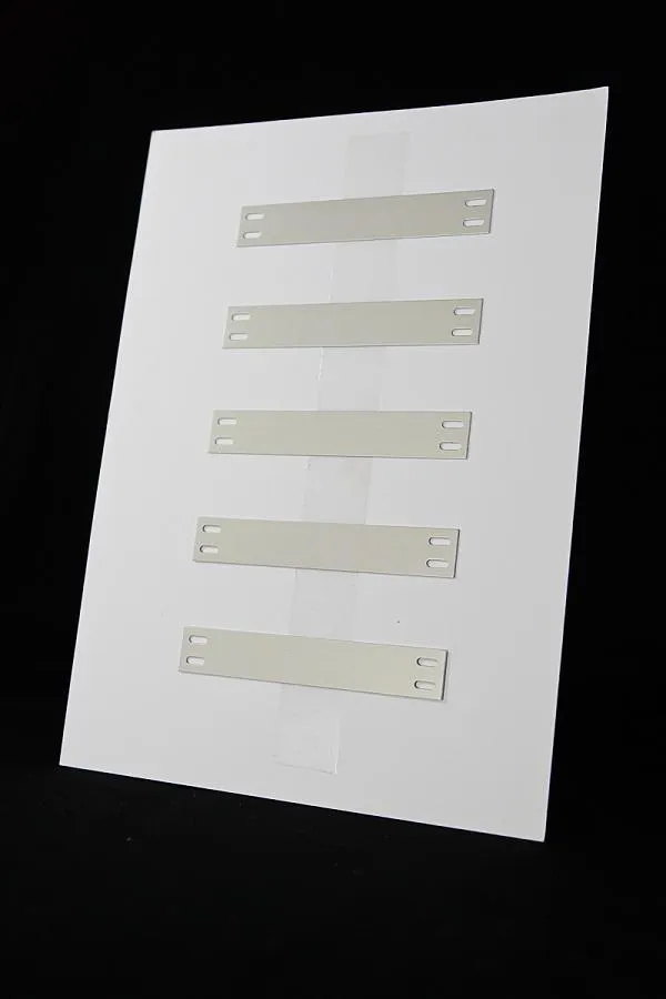 Ein Beispiel aus dem PrintoLUX-Angebot: Kabelschilder aus Aluminium (13 x 80 x 0,5 mm) mit 4 Langlöchern