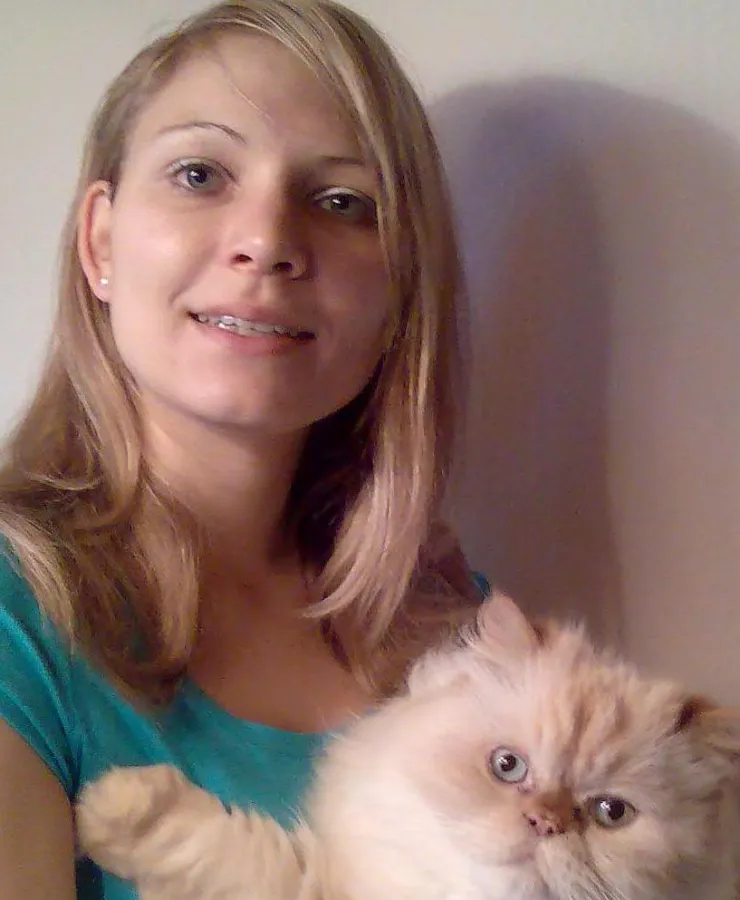 Katrin Schweyer mit ihrem Kater Wuschel