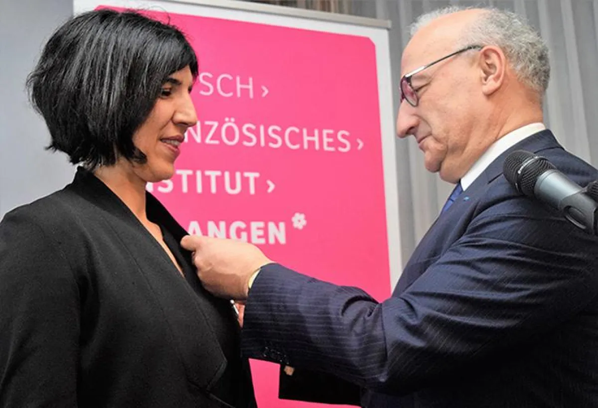 Rachel Gillio erhält von Philippe Etienne den nationalen Verdienstorden der Republik Frankreich.