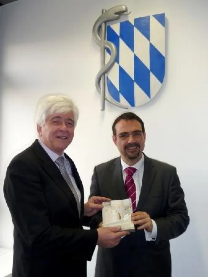 Dr. Max Kaplan (l.), Präsident der BLÄK und Klaus Holetschek, Präsident des BHV.