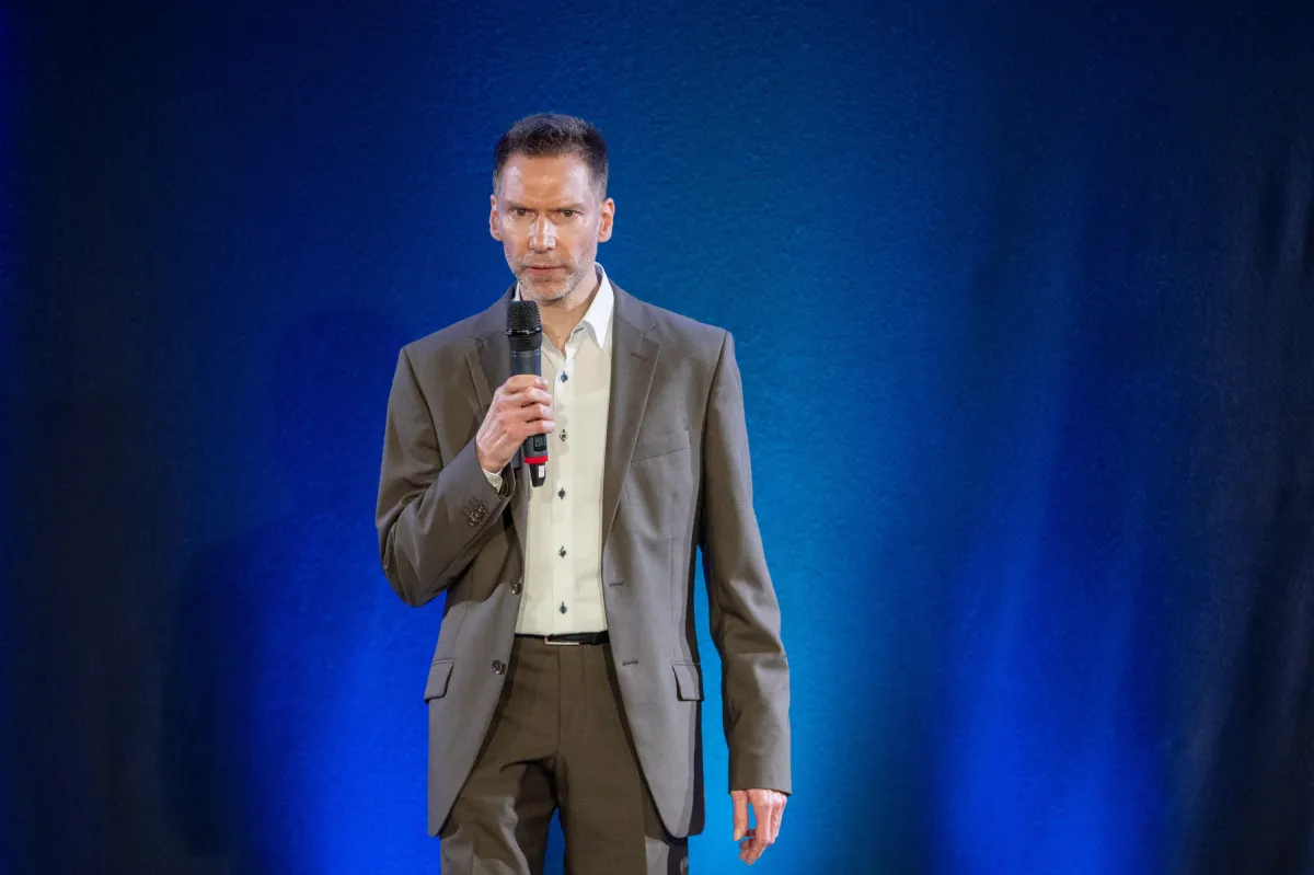 Uwe Pöhner auf der Bühne des 18. Speaker Slam. (© Fotograf: Justin Bockey. SlamTeilnehmer erhält die 