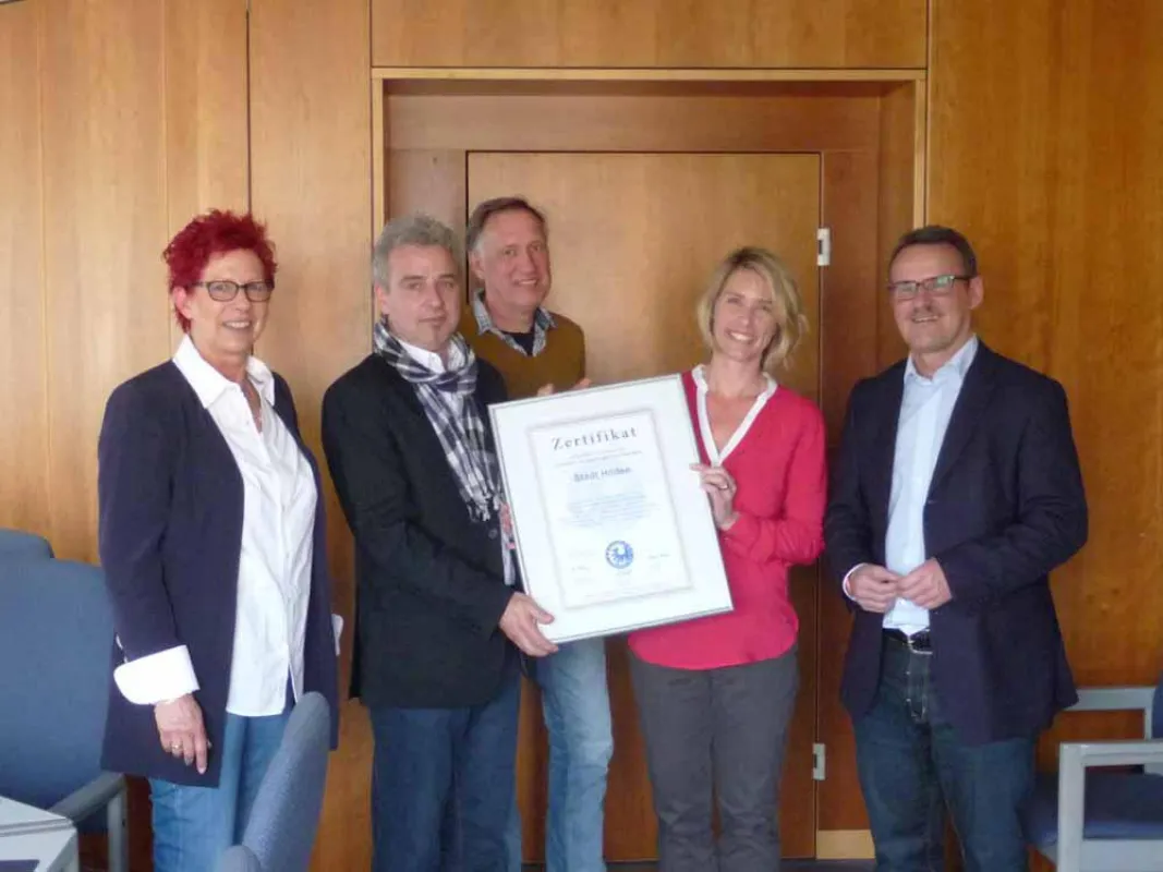 Manfred Weber von der BFGW überreicht den Ehrenpreis an Claudia Ledzbor, Leiterin Sportbüro Hilden