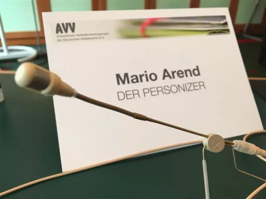 Bild: Mario Arend hält Vortrag für den Arbeitskreis Vertretervereinigungen der Deutschen Assekuranz ev