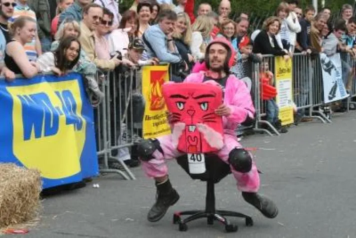 Bild: Multifunktionsöl WD-40 präsentiert Deutsche Meisterschaft - Bürostühle kommen auf Touren