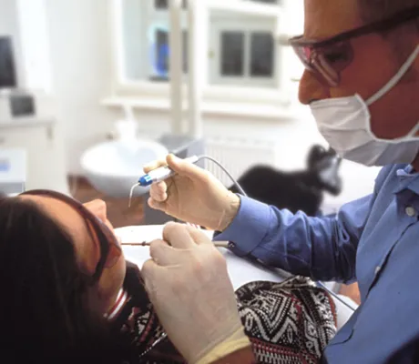 Gelasert, nicht gebohrt - mit Hightech gegen Karies und Co. Bild: Gelasert, nicht gebohrt - mit Hightech gegen Karies und Co.