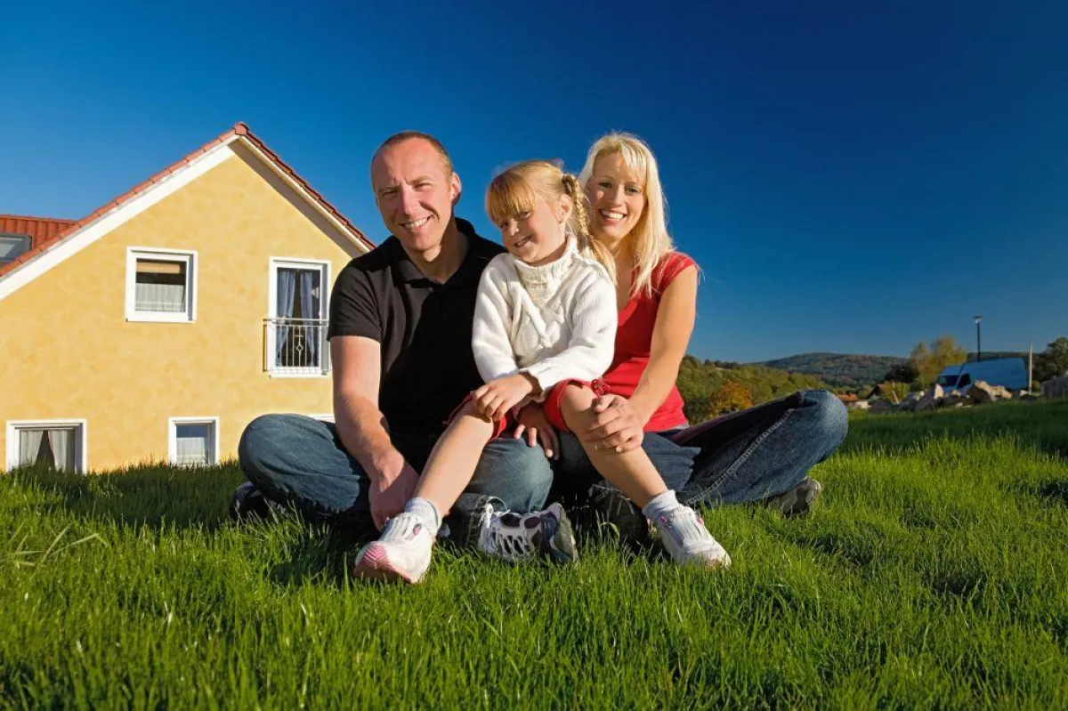 Die eigene Immobilie bietet eine sichere Altersvorsorge, zusätzliches Einkommen, wenn sie vermietet wird. oder auch auch zukünftiges Heim für die Kinder. Bild: tdx/Mein Ziegelhaus