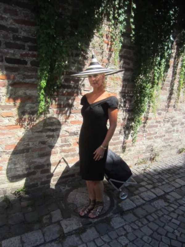 Sonja Grau in einem Kleid aus Leinen-Seide-Mix