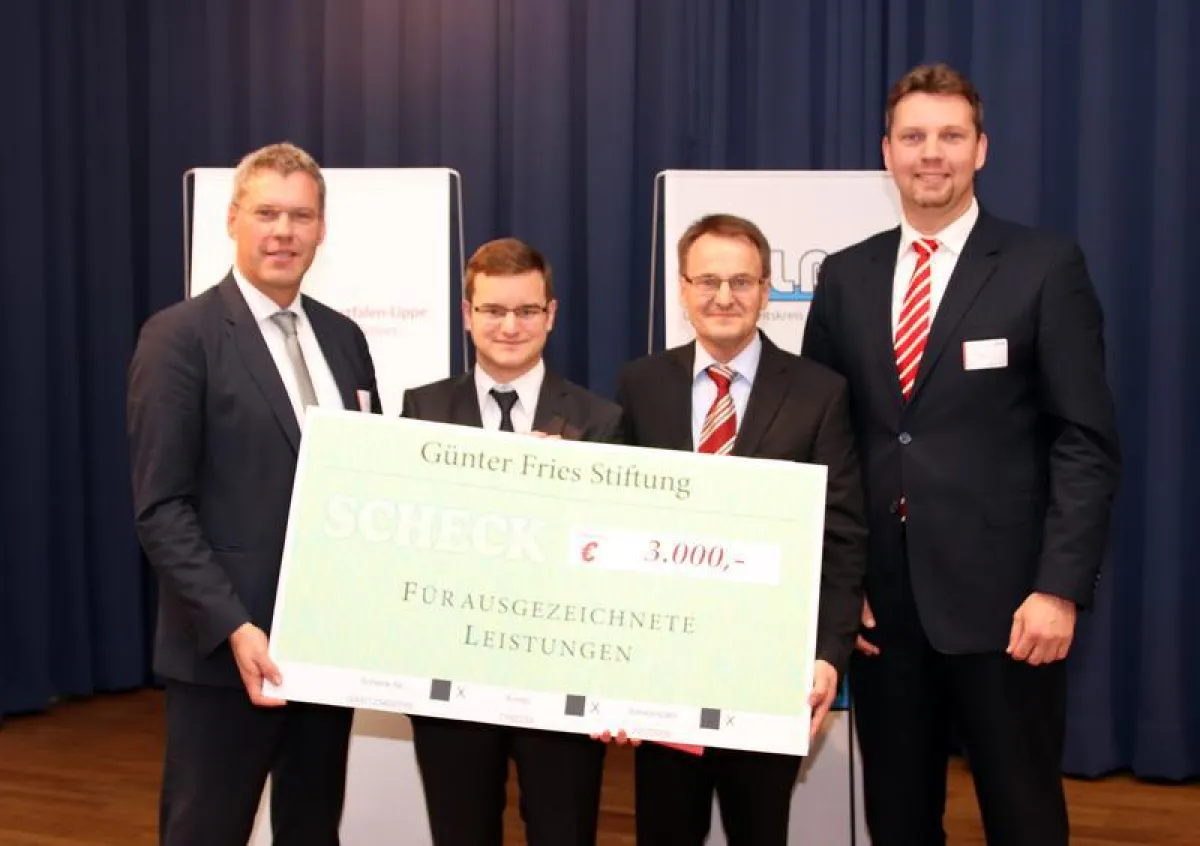 Rüdiger Hell (links) und Stefan Dälken (rechts) von der Günther Fries Stiftung mit Preisträger Tobias Hennes und Professor Ralf Lautenschläger (3.v.l.) (Foto: Hochschule OWL)