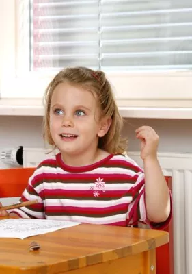 Bild: Gesunde Lichtverhältnisse dank Jalousien und Co. – natürliches Wohlfühllicht