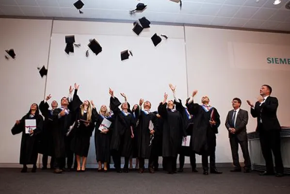 Bild: Graduierung des internationalen Master-Programms