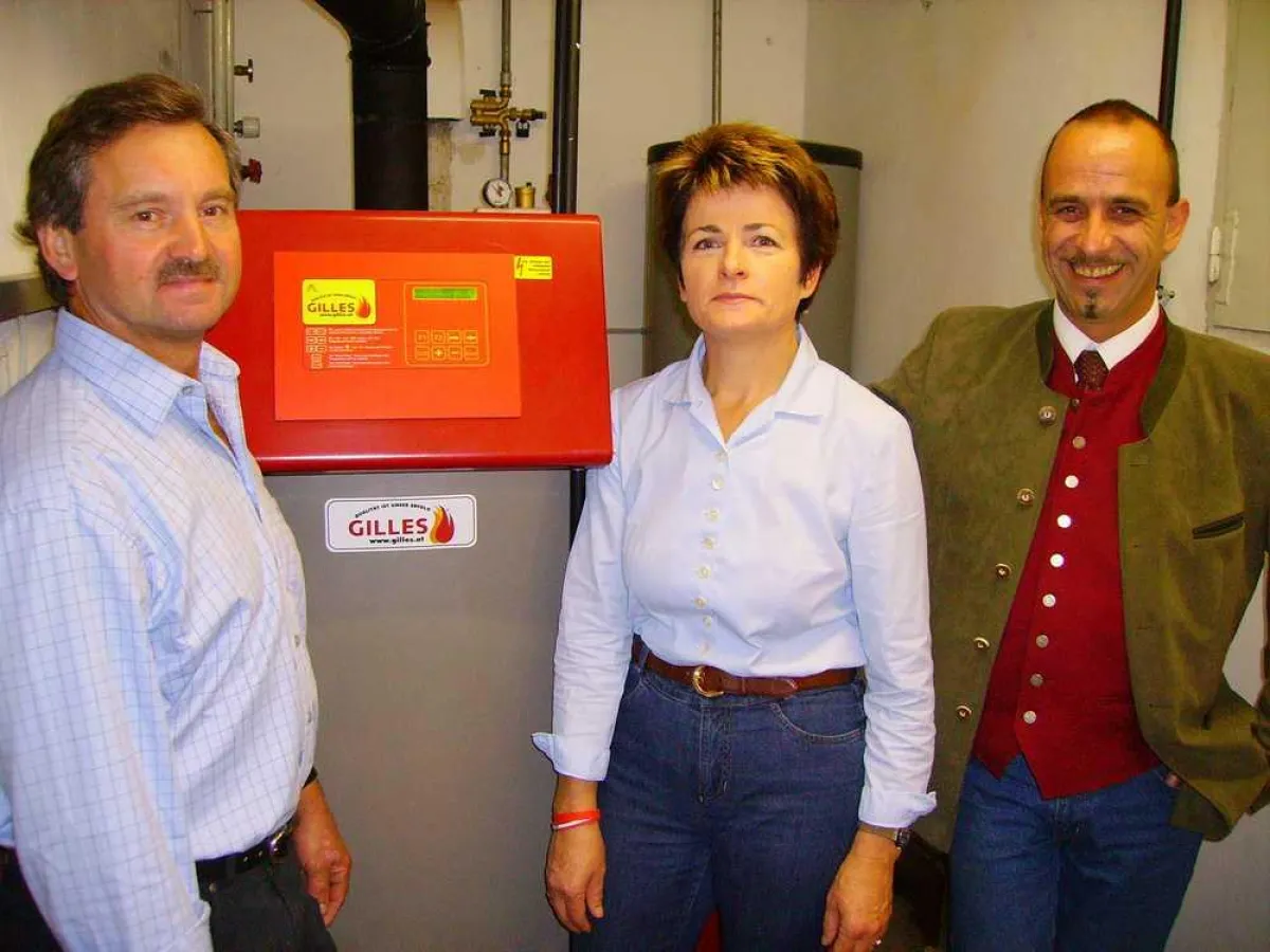 Martina Pühringer und ihr Gatte Karl zeigen Verantwortung gegenüber der Umwelt. Ihre neue Pelletsheizung hat Vorbildwirkung bei der Förderung von Biomasse (Im Bild mit Markus Pangerl, GILLES).