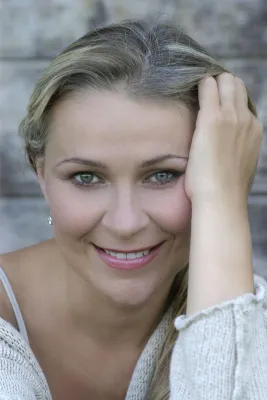 Bild: Die rumänische Mezzo-Sopranistin Ruxandra Donose zeigt Engagement sowohl für UNICEF als auch beim Tierschutz