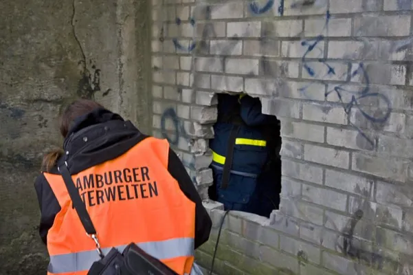 Bild: Bunkeröffnung an der Helgoländer Allee - Blick in Hamburgs Geschichte