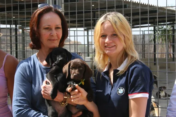 Bild: Tierheim Triple A Marbella - Jackie Weiss besucht Xandra Gamazo von Hohenlohe
