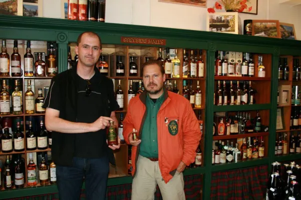 Bild: Whisky Shop in Schottland nimmt Whisky von "Smallest Whisky Bar on earth" in sein Sortiment auf