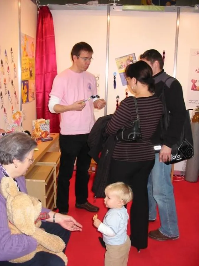Augenoptikermeister Friedemann Bruske im Beratungsgespräch auf der Babywelt 2006