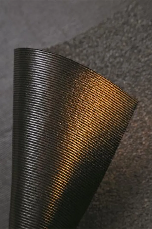 Markantes Erkennungszeichen von Bitumenschweißbahnen mit BlueSpeed-Ausrüstung: die rillenförmige Schweißschicht