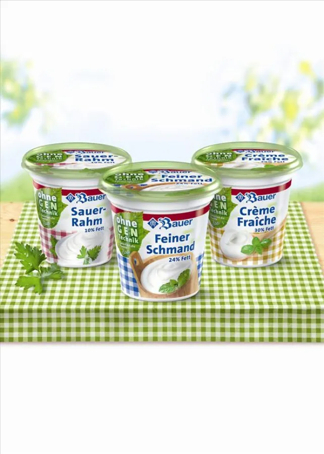 Jetzt gentechnikfrei: „Crème Fraîche“, „Feiner Schmand“ und „Sauer-Rahm“ von Bauer