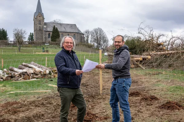 Bild: enen Gruppe forstet heimische Wälder auf - Aktiver Klimaschutz