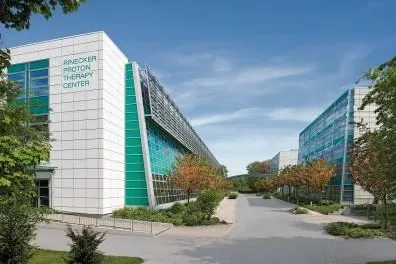 Bild: RINECKER PROTON THERAPY CENTER – Lebensrettende Therapieerfolge mit Protonen-Hightech