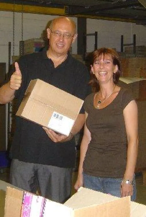 Hellmuth Slattner (ALEA) und Simone Schlude (Fehr & Co.) haben gemeinsam das erste Paket mit ALEA Commerce Suite gepackt