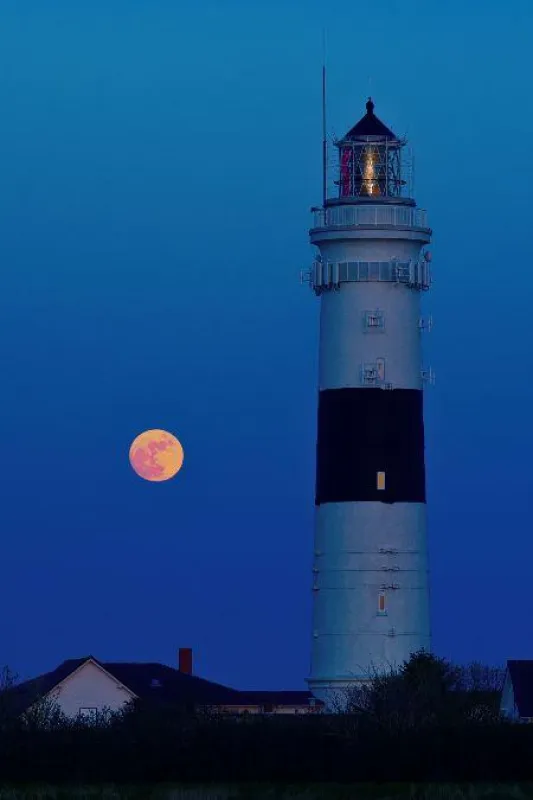 Pressebild: (c) Foto-Akademie.de Edmund Bugdoll - Vollmond am Kampener Leuchtturm auf Sylt, April 2008