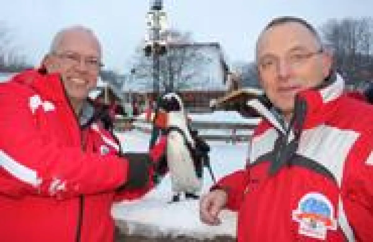 M. Söhlke, Vorstandsvorsitzender EON Avacon, Pinguindame Sigrid und Zoodirektor K.M. Machens