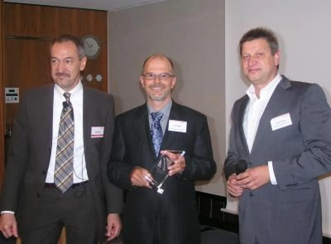 Daniel Berger (Mitte), Projektleiter, SBB Schweizerische Bundesbahnen AG, nimmt den CIO Award 2008 von Jürgen Brettel (links), Vorstand der Experton Group, und Ulrich Parthier, Herausgeber it manageme