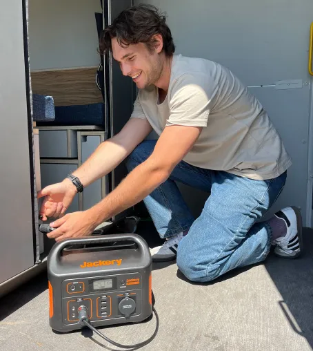 PlugVan Camping-Module und Jackery Powerstations verwandeln Lieferwagen in Camper – und wieder zurück Bild: PlugVan Camping-Module und Jackery Powerstations verwandeln Lieferwagen in Camper – und wieder zurück
