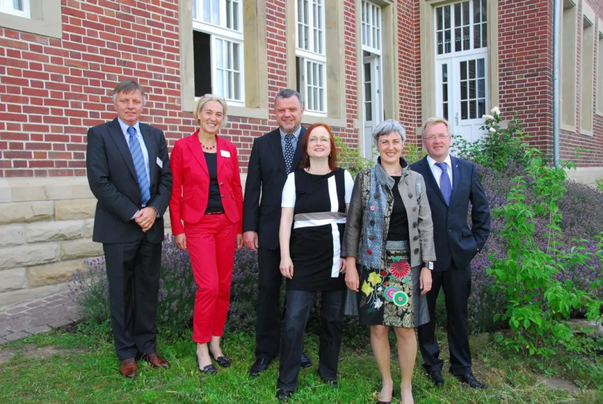 Initiatoren und Referenten des Expertengesprächs vor dem Bildungszentrum Gesundheit Rhein-Neckar
