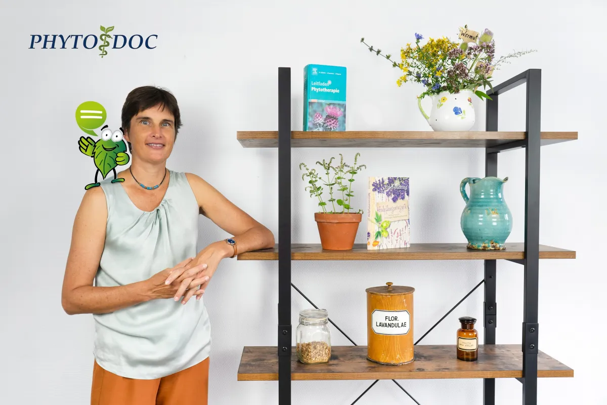 Portalmanagerin von phytodoc Corinna Heyer mit dem PhytoBot. (© Nicole Schramm/PhytoDoc)