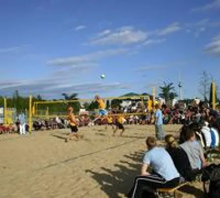 Bild: Beachvolleyball unterm Fernsehturm – Der o2-Beachcup am Nordbahnhof