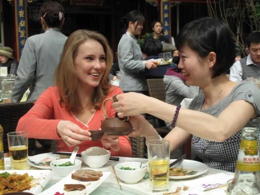 Chinesisch Studentin mit Sprachtrainerin