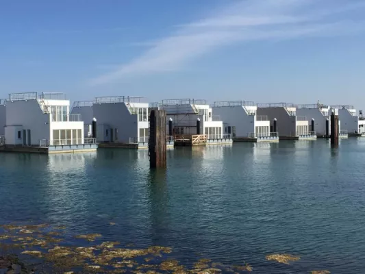 Bild: Schwimmendes Ferienhaus ANTARES ONE: "Hausbooturlaub" mitten im Hafen