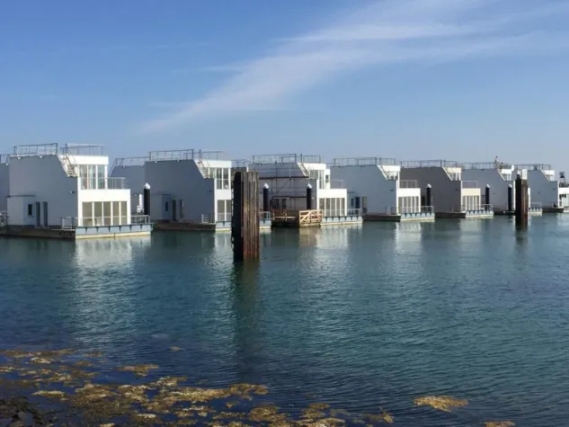 Bild: Schwimmendes Ferienhaus ANTARES ONE: "Hausbooturlaub" mitten im Hafen