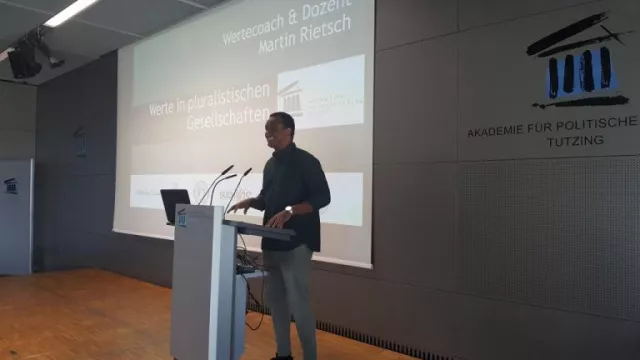 Bild: Wertecoach Martin Rietsch aka 2schneidig referiert bei Landes-Fortbildungsseminar