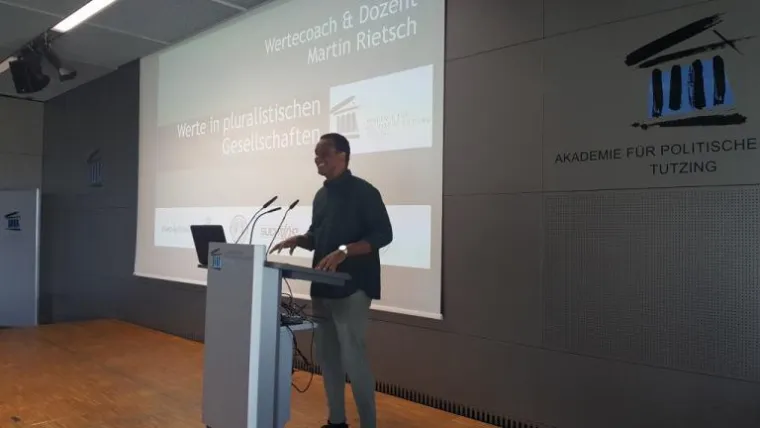 Bild: Wertecoach Martin Rietsch aka 2schneidig referiert bei Landes-Fortbildungsseminar