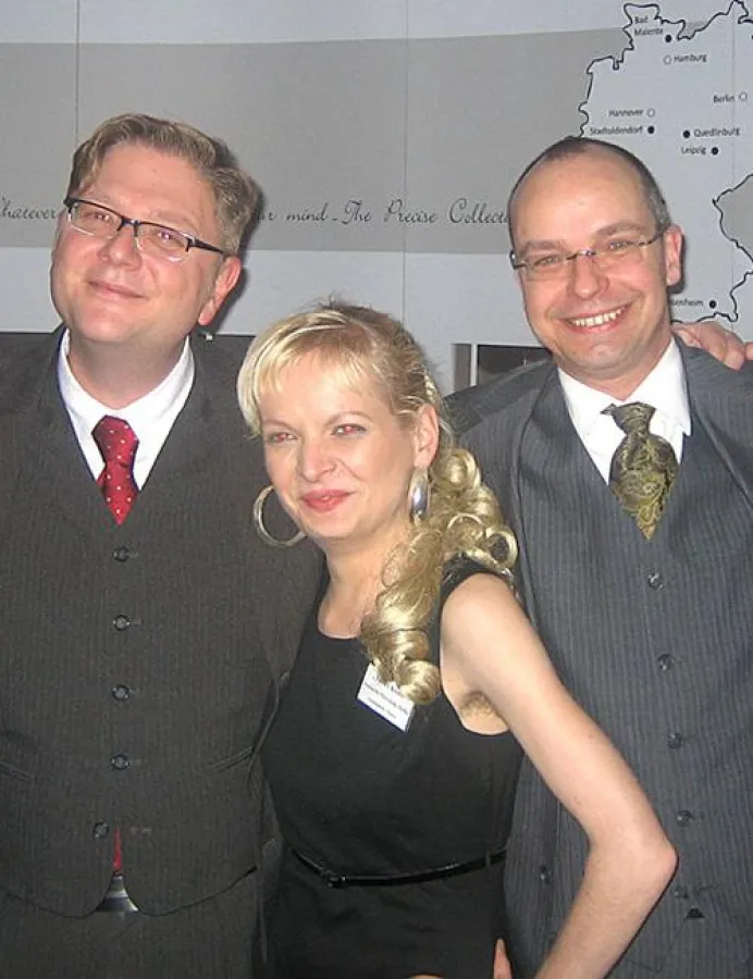 Unterhaltsames Trio: Reporter, Künstlerin und Resident Manager