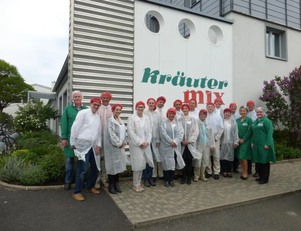 Personalforum-Teilnehmer und Kräuter-Mix-Mitarbeiter in grün (v.l.n.r. vom Berg, Wurlitzer, Kautler)