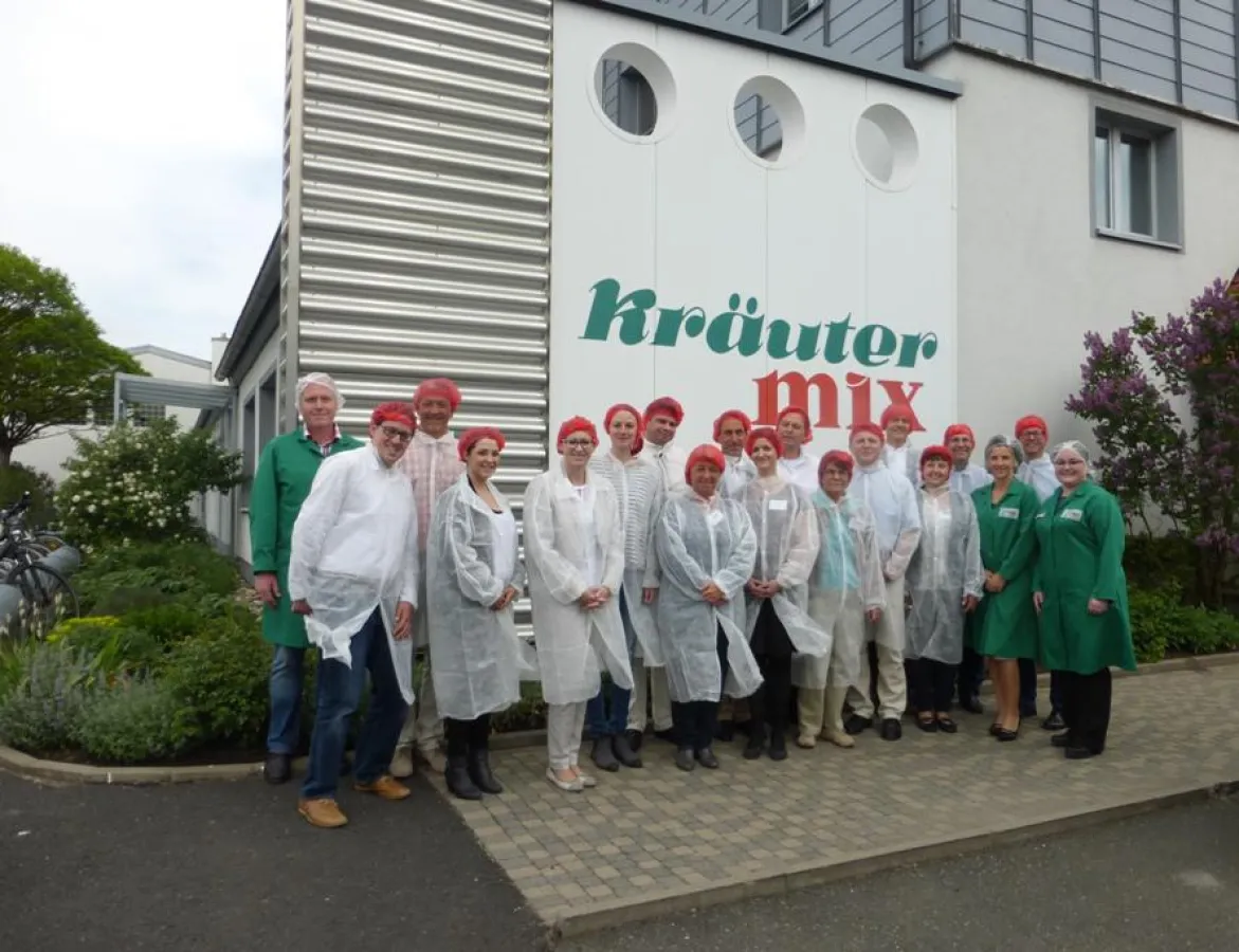 Personalforum-Teilnehmer und Kräuter-Mix-Mitarbeiter in grün (v.l.n.r. vom Berg, Wurlitzer, Kautler)