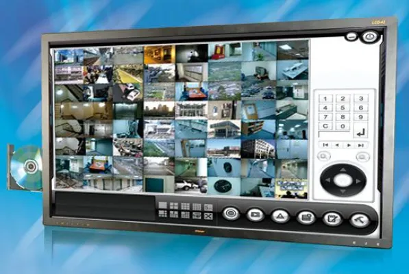 Bild: 42” Monitor und Panel-PC