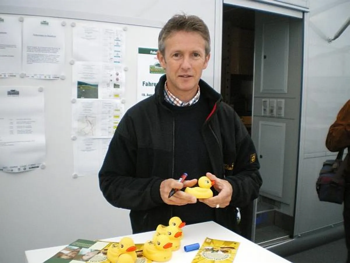 Jens Weißflog beim Unterzeichnen von Gummi-Enten für das Gummi-Enten-Rennen der Sächsischen Krebsgesellschaft.