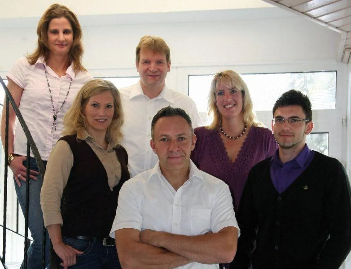 Das Team um Geschäftsführer Andreas Baaske (Vordergrund) im Oktober 2011.