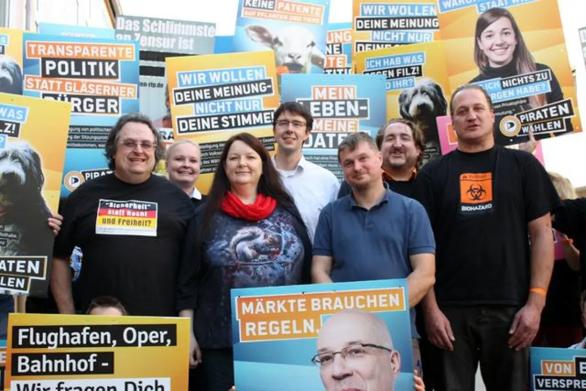 Neuer Vorstand der Piraten Hessen: v.l.n.r. Knut, Jeanette, Martina, Volker, Robin, Alex und Michael