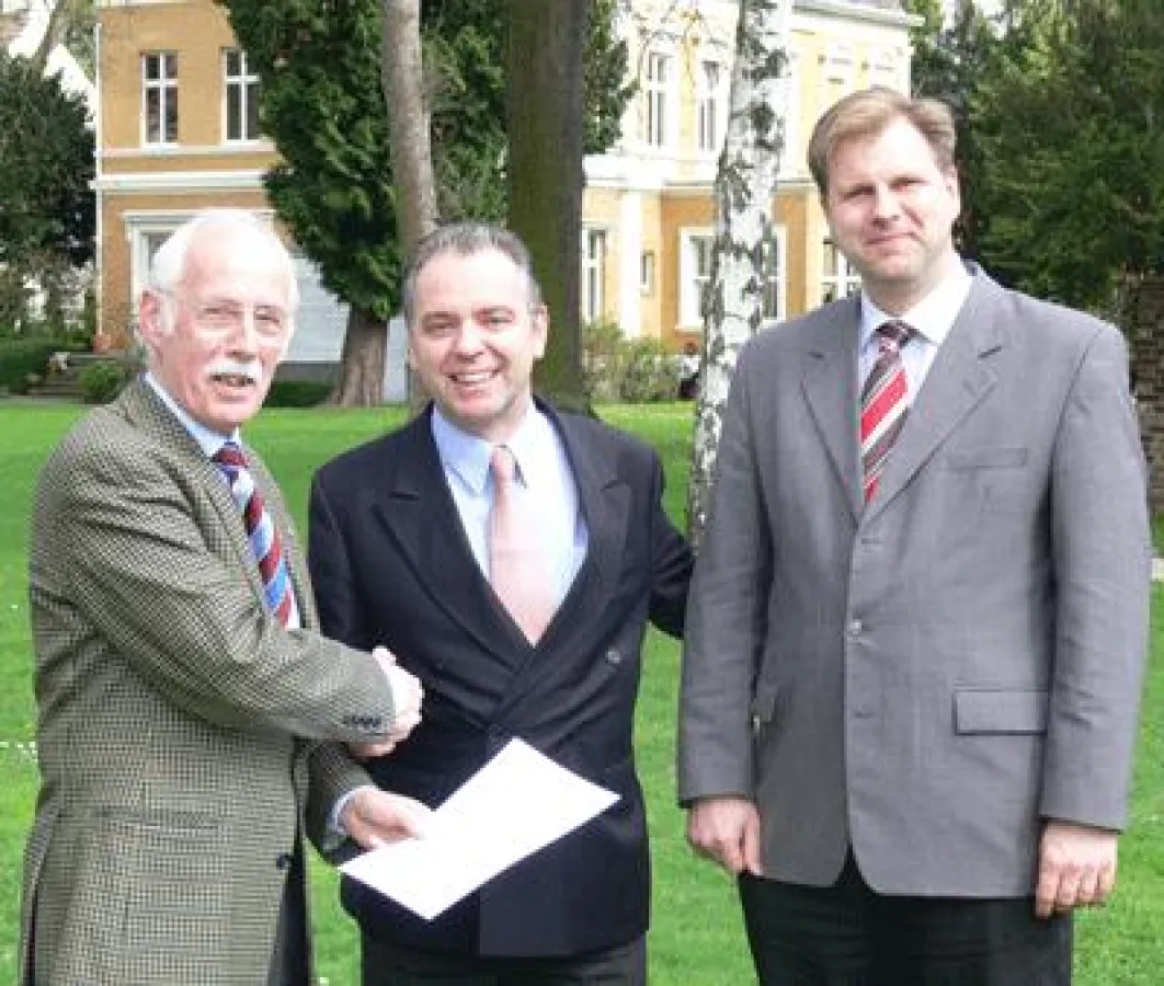 Prof. Dr. Goormann (Bildmitte) erhielt die Ernennungsurkunde aus den Händen von Gründungsrektor Prof. Dr. Jürgen Dröge (links) und Vizepräsident Prof. Dr. Birger Lang.