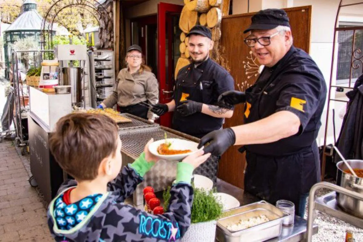 Team Hörger unterstützt die Küchenmannschaft des Glashauscafés im Liebenauer Landleben.