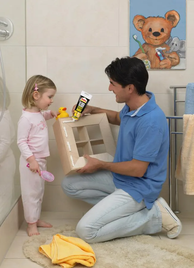 Mit Pattex Kleben statt Bohren lässt sich das neue Badregal einfach ohne Lärm und Schmutz befestigen. Foto: Henkel Pattex